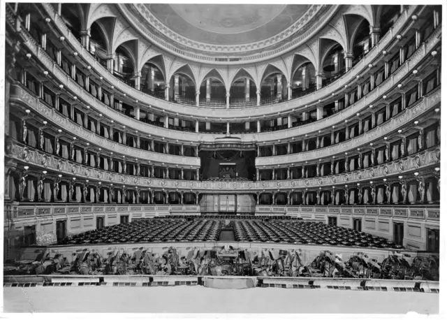 Im Zweiten Weltkrieg hat die Oper stark gelitten. So hat der Zuschauerraum ursprünglich ausgesehen. | Foto: Archiv der Wiener Staatsoper