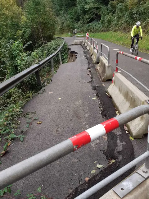 Riesige Löcher im Asphalt wurden durch das Unwetter verursacht. Mehrere Straßenbereiche sind abgesperrt.  | Foto: Birgit Breitenlacher/Neos