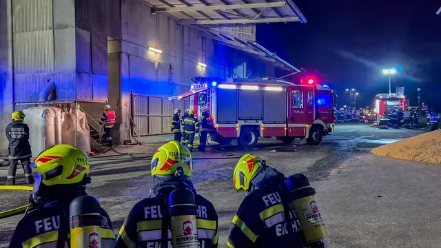 Auch Atemschutztrupps waren bei dem Großbrand in Fladnitz im Raabtal im Einsatz. | Foto: Mario Hofer, Presse A5 BFVFB