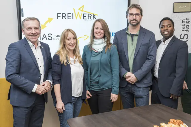 Bürgermeister Josef Ramharter, Stadträtin Maria Müllner, Sarah Elias, Ulrich Schulz und Gemeinderat Salfo Nikiema (v.l.) | Foto: Andreas Biedermann