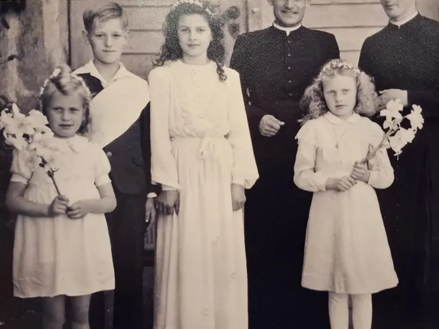 Von Trümmern zu Träumen. Ausstellung im Pfarrzentrum Pabneukirchen.  | Foto: Zinterhof