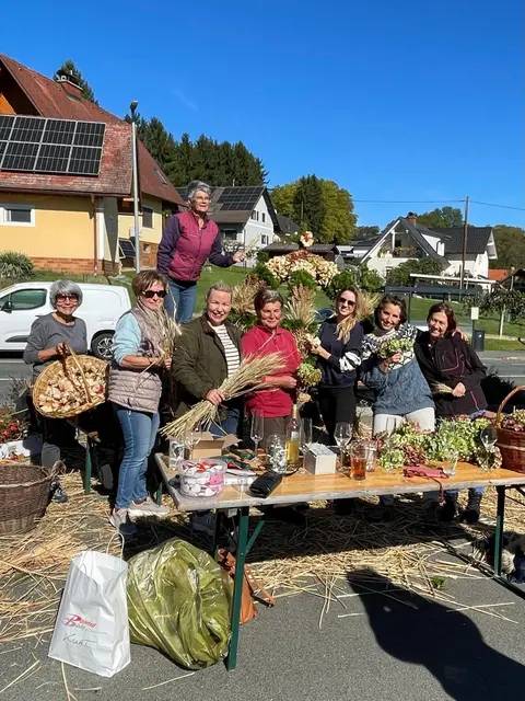Raus aus dem Haus und rauf zum Bauernmarkt!
Denn unser Bauernmarkt ist weit mehr als nur ein Ort des Einkaufens – er ist ein Treffpunkt des Dorflebens, ein Ort des Gesprächs, der Begegnung und der regionalen Wertschätzung.