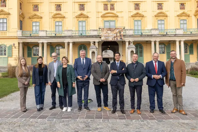 Landtagsabgeordneter Robert Hergovich (3.v.r.), Präsident der WINE Intergroup und Mitglieder der WINE Intergroup vor Schloss Esterhazy in Eisenstadt.  | Foto: Landesmedienservice Burgenland/Hans Christian Gmasz