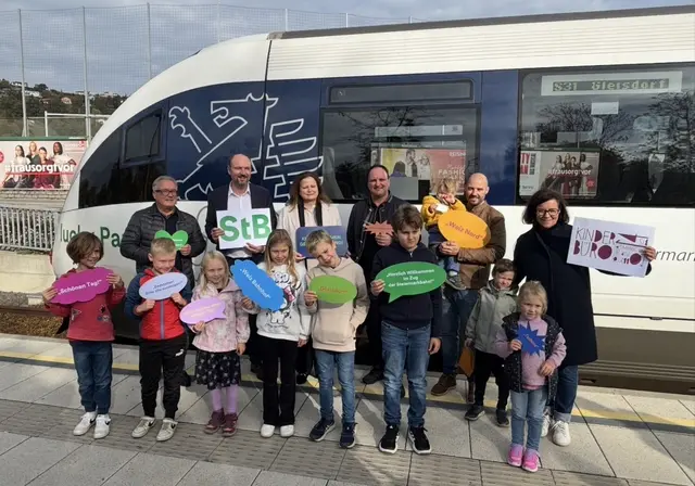 Die teilnehmenden Kinder waren in Weiz anwesend, um bei der Zugfahrt zum ersten Mal die neuen Ansagen zu hören.  | Foto: MeinBezirk/Leonie Herrmann
