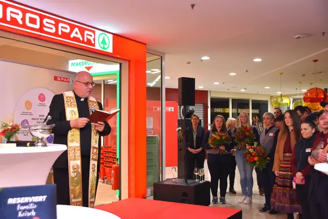 Pfarrer Josef Pletzer nahm die Segnung vor.  | Foto: Barbara Fluckinger