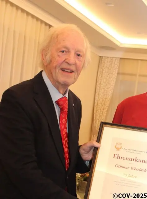 Othmar Wessiack mit Ehrenurkunde  | Foto: COV