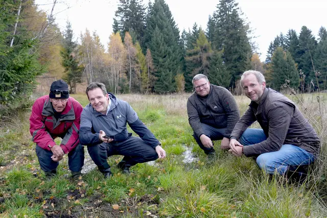 Beim Lokalaugenschein vor Ort: (v.li.) Altbauer und Grundeigentümer Andreas Hörtnagl, LR René Zumtobel, Grundeigentümer und Bio-Landwirt Stefan Hörtnagl und Felix Lassacher von der Abteilung Umweltschutz des Landes Tirol. | Foto: Land Tirol/Dominik
