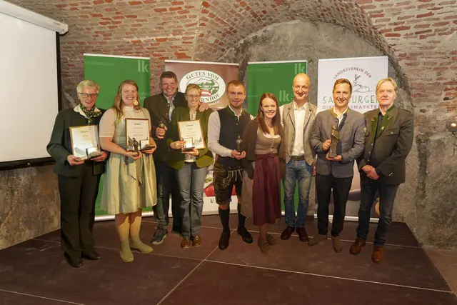 Pongauer Erfolg beim Salzburger Theodul: Die besten Produkte der Direktvermarktung wurden mit dem Salzburger Theodul ausgezeichnet. Der Gesamtsieg ging an Bio aus dem Tal aus Kleinarl für ihrem Kräuterprinz. Als Kategorie Sieger weiters mit einem Theodul prämiert wurden: Butter - „Sauerrahmbutter“ von Melanie Irnberger vom Riesergut aus Bad Hofgastein, Frischkäse -  „Bauertopfen“ von Bettina und Manfred Huber von der Filzmoosalm in Großarl, Weichkäse - „Camembert“ von Monika und Michael Sendlhofer vom Feldinggut in Bad Hofgastein.
Im Bild v. l. Maria Lenz, Melanie Irnberger, Michael und Monika Sendlhofer, Manfred und Bettina Huber und die Gesamtsieger Rupert Viehhauser, Markus Schaidreiter und Bernhard Fink. | Foto: LK/Djuhic