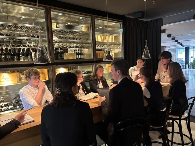 Die Abteilungsleiter beim täglichen Ritual, dem Morgen-Meeting