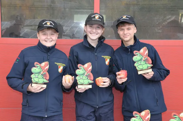 Feuerwehrjugendmitglieder mit den Preisen der besten Teilnehmer. | Foto: BFKDO St.Pölten