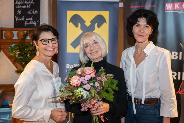 V.l.n.r.: Barbara Posch-Weber, Raiffeisenbank Eferding, Erika Pluhar, Renate Ozlberger | Foto: Jakob Kreinecker