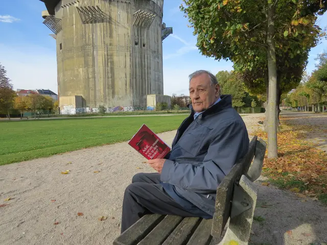 Um seinen Enkeln seine Geschichte zu erzählen, hat Viktor Viemue seinen Lebensweg zu einem Buch verarbeitet. | Foto: Sabine Krammer