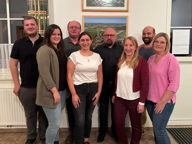 Dominik und Lisa Schönbauer, Jürgen Bichl, Sabrina Klinger, Markus Bichl, Stadträtin Maria Müllner, Julian Führer und Michaela Kainz (v.l.)  | Foto: DEV Götzles