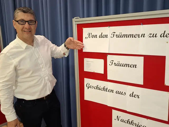 Von Trümmern zu Träumen. Ausstellung im Pfarrzentrum Pabneukirchen. Josef Lumetsberger.  | Foto: Zinterhof