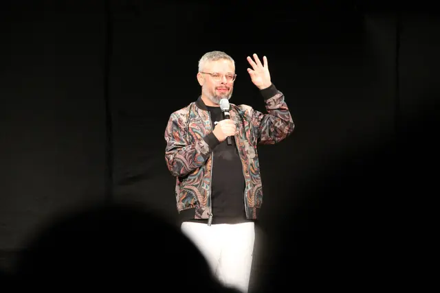 Humor der begeistert und mitreist, aber auch den Spiegel vorhalten kann. | Foto: Tanja Abler