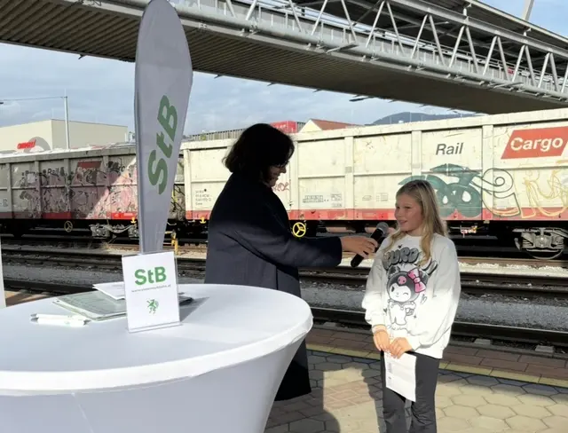 Drei Kinder, die beim Einsprechen mitwirkten, erzählten stolz von ihren Erfahrungen. | Foto: MeinBezirk/Leonie Herrmann