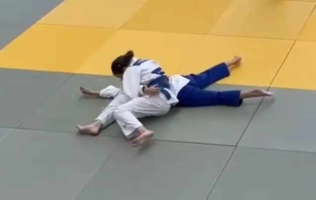 Anais (weiß) hält Kesa-Gatame. | Foto: Judo Team Wängle