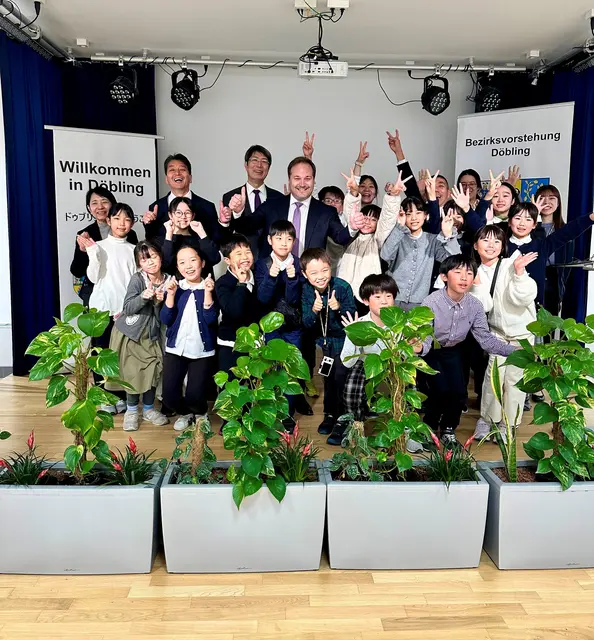 Bezirkschef Daniel Resch (ÖVP) empfing zahlreiche Schülerinnen und Schüler aus Japan. | Foto: BV19