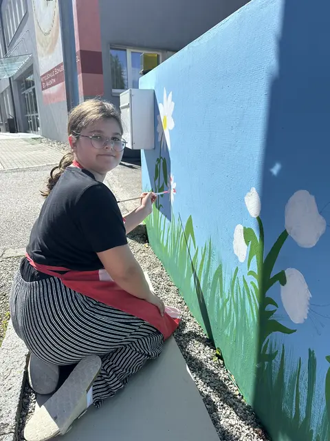 Bunte Blumen und strahlende Sonnen – die Schüler:innen der FFF-Gruppe machten aus grauem Beton ein fröhliches Kunstwerk. | Foto: Sport/Mittelschule St. Valentin