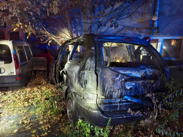 Völlig zerstört: In Pradl brannte in den frühen Morgenstunden ein abgestellter PKW vollständig aus. | Foto: Rotes Kreuz Innsbruck