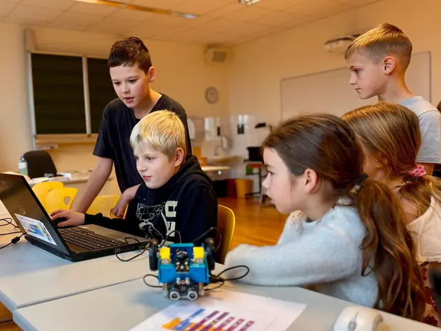 Programmieren durften die jungen Besucher im Robotik-Raum. | Foto: Markus Kahrer