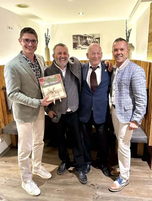 WK- Obmann Michael Gitterle (links) und WK- Geschäftsführer Otmar Ladner (rechts) gesellten sich unter die Gratulanten. Heinrich Althaler (2.v.l.) und Konrad Althaler (3.v.l.) freuten sich über den Besuch. | Foto: WK- Landeck