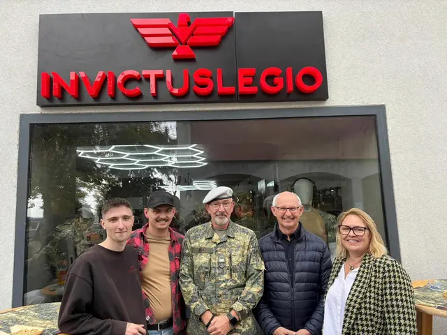 Store-Inhaber Jakob Heumel mit Vizebürgermeister Rudi Höfler (ÖVP), Wirtschaftsstadträtin Alexandra Saidnader (ÖVP), Gemeinderat Gernot Halla (SPÖ) und Invictuslegio-Geschäftsführer Simon Weiß. | Foto: Invictuslegio