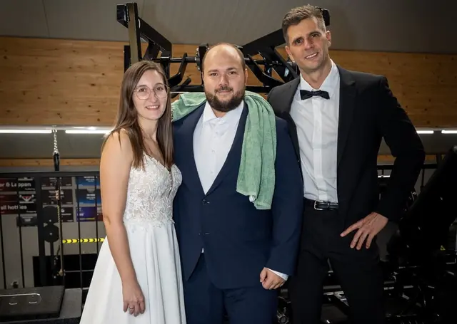 Als Geschenk gab es eine ewige Mitgliedschaft im Studio von bernhard Beidl (rechts). | Foto: Personaltrainer Bernhard