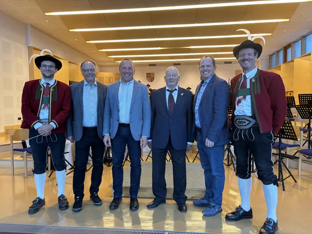 Freuten sich dem Geburtstagskind Konrad Althaler (4.v.l.) zu gratulieren: Kapellmeister Philipp Goller, GV Franz Erhart, Vizebgm. Helmut Dollnig, Bgm. Karl Heymich und MK- Obmann Ulrich Thurnes (v.l.). | Foto: Schwarz