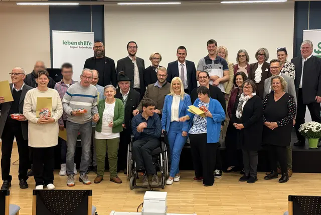 Obfrau Sandra Rinofner (Mitte) konnte viele Gäste zur Jahreshauptversammlung begrüßen. | Foto: Lebenshilfe