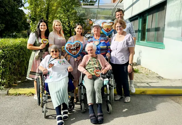 Johann Rosenhammer sorgte mit seiner mitreißenden Musik für beste Stimmung und gute
Laune – vlnr. stehend.: Managerin Ehrenamt und Alltagsbegleitung Iris Lastro; Managerin
Pflege und Betreuung Elisabeth Kaufmann; Stv. Kaufmännische Direktorin Saniye Karakaya,
BSc; Bewohnerin Marie Wappel; Managerin Pflege und Betreuung Rosa Reiter;
Kaufmännischer Direktor Christoph Schneider, MA; - vorne vlnr.: Bewohnerin Auguste
Seehofer und Bewohnerin Hildegard Pachschwöll | Foto: PBZ Gänserndorf