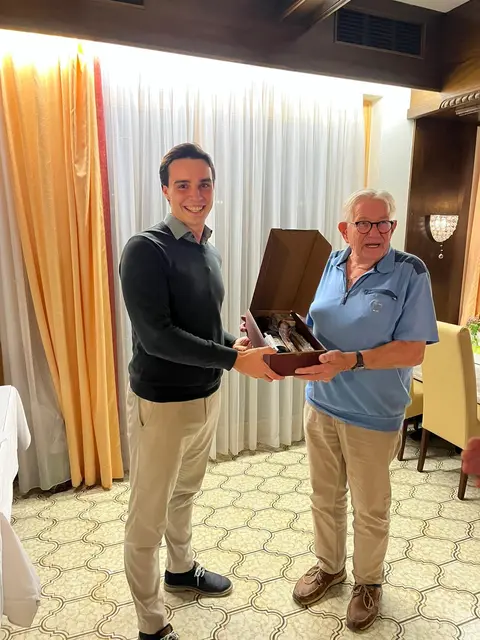 Urlaubstreue zu Landl: "Familienoberhaupt" Chris Manders mit 90 Jahren von Gemeinderat Patrick Pretschuh ausgezeichnet | Foto: Patrick Pretschuh 