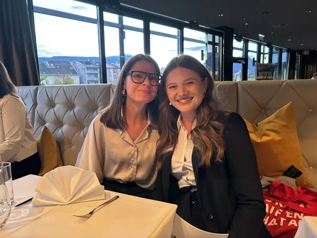 Leonie (r.), die im Projekt die Marketingleitung überhatte, mit ihrer Mama, die sichtlich stolz auf ihre Tochter ist. | Foto: Michaela Erlacher