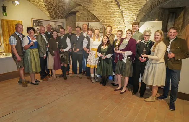 Unter 184 prämierten Milchprodukten wurde der „Kräuterprinz“ von Bio aus dem Tal als Gesamtsieger mit dem Salzburger Theodul ausgezeichnet. Die Kleinarl-Connection vermarktet die Milch ihrer drei Höfe in gemeinsamer Sache. Als Kategorie Sieger weiters mit einem Theodul prämiert wurden: Sauermilcherzeugnis – „Schafmilchjoghurt“
von Kehlbauer Thomas Ließ aus Hof, Butter - „Sauerrahmbutter“ von Melanie Irnberger vom Riesergut in Bad Hofgastein, Frischkäse – „Bauerntopfen“ von Bettina und Manfred Huber von der Filzmoosalm aus Großarl, Hartkäse – „Walcher Bergkas“ von Wolfgang Dankl vom Pinzga Kas Mobil aus Piesendorf, Schnittkäse – „Tilsiter im Kräutermantel“ von der Handkäserei Wimmer aus Oberalm, Weichkäse – „Camembert“ von Monika Sendlhofer von Feldinggut aus Bad Hofgastein, Almkäse – „Heublumen“ von Anton und Kathrin Pichler von der Litzelhofalm aus Rauris und Sonstiger Käse – „Schaffrischkäseröllchen Mediterran“ von Johann und Martina Haslauer von der Hofkäserei Haslauer aus Elsbethen. Im Bild v.l. Wolfgang und Margit Dankl, Georg Wimmer und Christoph Karl, Bettina und Manfred Huber, Bernhard Fink, Markus Schaidreiter, Rupert Viehhauser, Thomas Liess und Manuela Nussbaumer, Johann und Martina Haslauer, Eva Bernatz, Kathrin und Anton Pichler, Melanie Irnberger, Maria Lenz und Michael Sendlhofer. | Foto: LK/Djuhic