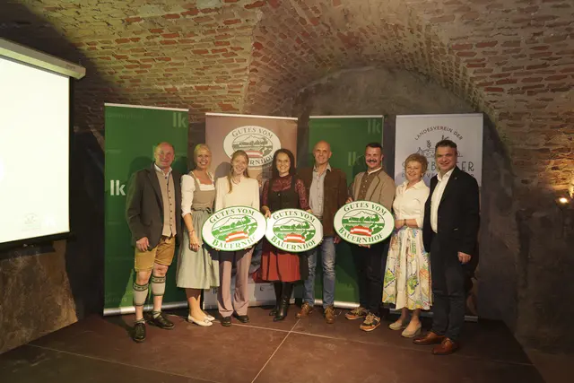 Die neuen Teilnehmer:innen aus dem Bezirk Lungau der Initiative zur bäuerlichen Direktvermarktung „Gutes vom Bauernhof“ erhielten am 17. Oktober 2025 im Rahmen der Milchprodukteprämierung Salzburger Theodul 2025 auf der Burg Hohenwerfen ihre Hoftafeln. Herzlich willkommen! Im Bild v. l.: Obmann der Salzburger Direktvermarkter Willi Huttegger, Salzburger Landtagsabgeordnete Nicole Leitner, Klara Naynar (Hiasnhof Göriach), Melanie und Edi Schlick (Moosalm Zederhaus), Paul Schreilechner (Almkäserei Kräutlhütte Weißpriach), Geschäftsführerin von „Gutes vom Bauernhof“ Martina Ortner und LK-Präsident Rupert Quehenberger. | Foto: LK/Djuhic
