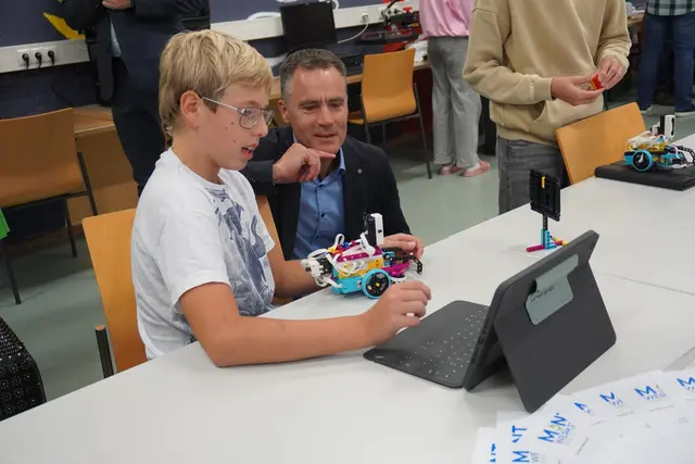 Roboter zu bauen und zu programmieren ist auch ein Workshop der neuen MINT-Labs.  | Foto: AMG