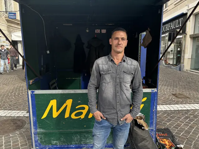 Patrick Homar vor dem Maronistand in Klagenfurt. | Foto: MeinBezirk/ Evelyn Wanz