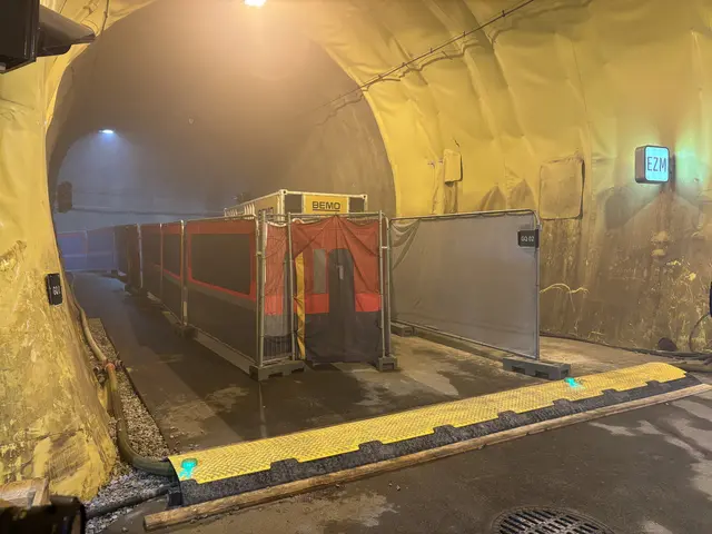 Mittels Baustellenabsperrgittern wird der Raum eingeschränkt um die Durchgangsbreite zu simulieren.  | Foto: MeinBezirk/Astrid Moder