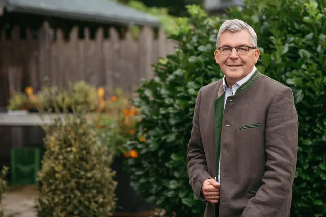 Der in Berndorf geborene Politiker hatte die Landwirtschaftliche Fachschule Kleßheim und die Höhere Bundeslehranstalt Ursprung absolviert, an der er später auch unterrichtete. | Foto: Land Salzburg – Manuel Horn