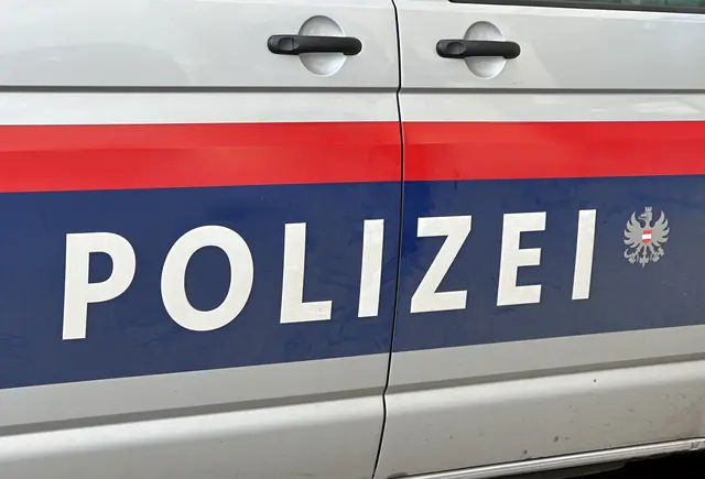 Gegen 17 Uhr hat ein Hausbesitzer am Mittwoch über eine Videokamera gesehen, dass ein Unbekannter in sein Kleingartenhaus eingebrochen ist. Er alarmierte sofort die Polizei. (Symbolfoto) | Foto: Matthias Röder / dpa / picturedesk.com