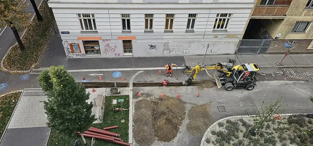 In der Costagasse wurde der neue Asphalt wieder aufgerissen.  | Foto: Franz Schuster