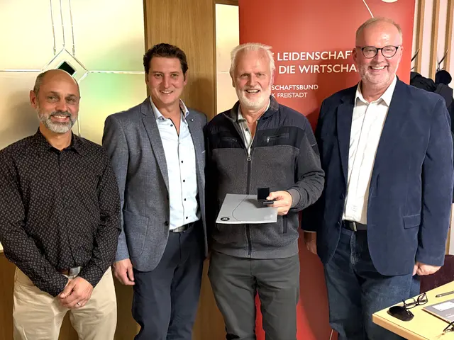 Franz Stiftinger (2.v.r.) ist seit 40 Jahren Mitglied im Wirtschaftsbund. Ihm gratulieren Peter Dumfarth (l.), Christian Mairhofer (2.v.l.) und Christian Naderer (r.). | Foto: ÖVP