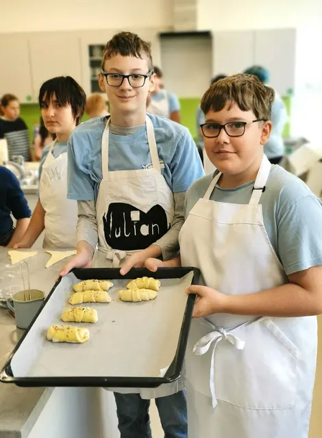 Station Küche. Julian und Pascal  bereiten Leckeres auf dem Backblech vor.  | Foto: Josef Messirek
