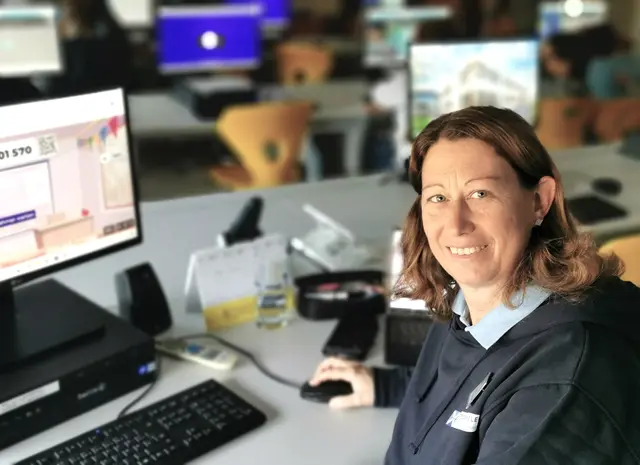 Station EDV-Raum. Caroline Mayer-Ostap vermittelt Grundbegriffe der Programmierung. | Foto: Josef Messirek