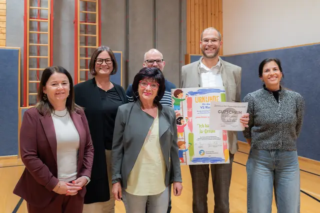 Vizebgm. Sabine Hölbling, Vizebgm. Ulrike Resch-Pokorny, Florian Burr, Sabine Singewald (ehem Direktorin)und Direktor Johannes Klomberg. | Foto: Volksschule Rum