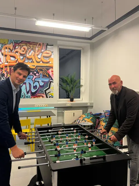 Landesrat Hannes Amesbauer und GF Christian Stadler beim angeregten Spiel. | Foto: Arge KiJuFa, Vanessa Derler