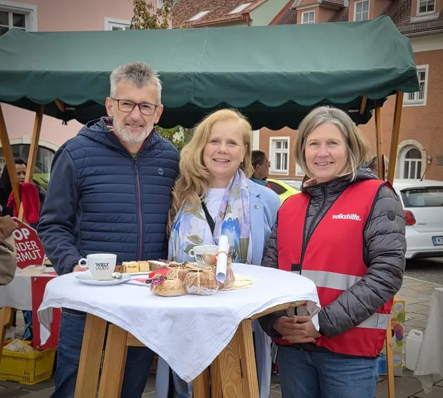 Karin Raminger im Gespräch mit Vizebürgermeisterin Monika Langs und Willi Langs (v.re.). | Foto: Volkshilfe Weiz