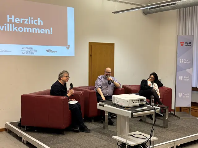 Nach Wonisch (l.) zeigt das Buch über Bezirksmuseen einen tieferen Einblick in die Geschichte Wiens. | Foto: Philipp Scheiber/MeinBezirk