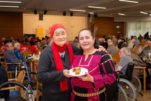 Rund 300 Pensionistinnen und Pensionisten unterhielten sich bei folkloristischen Tanzeinlagen aus aller Welt. | Foto: Rudi Fröse / Häuser zum Leben