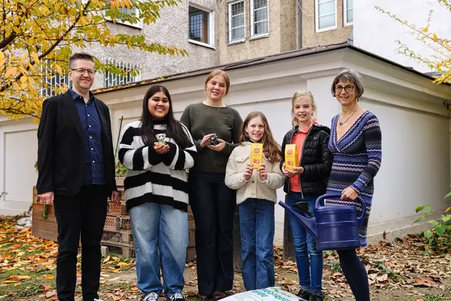 Stolze Gesichter: Direktor Gerhard Beuer vom Akademischen Gymnasium mit den Gewinnerinnen und der koordinieren Professorin Gisela Nesser. | Foto: Reischl
